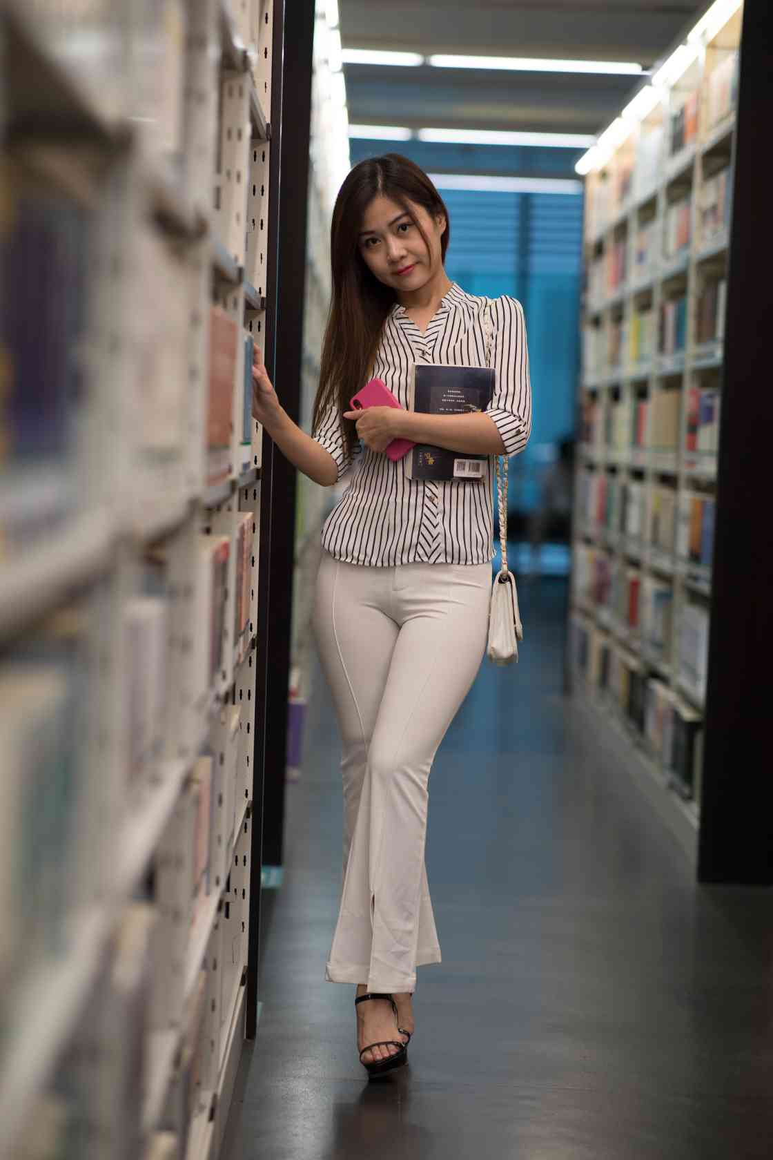 图片[5]-逛书店的白色紧身裤女孩【450P】04040-婷美图