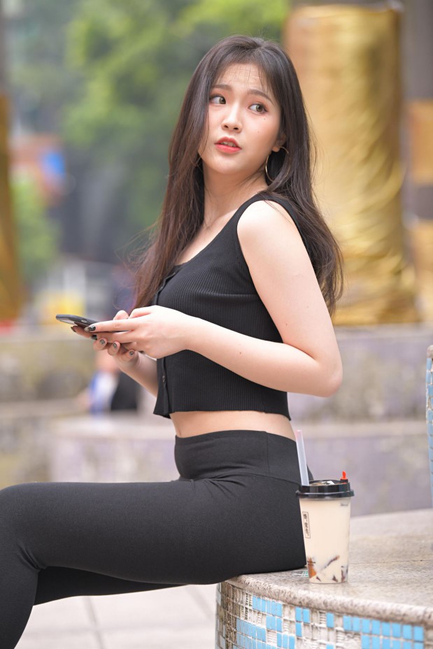 喝奶茶的黑色瑜伽裤长发姑娘【376P】00055-婷美图