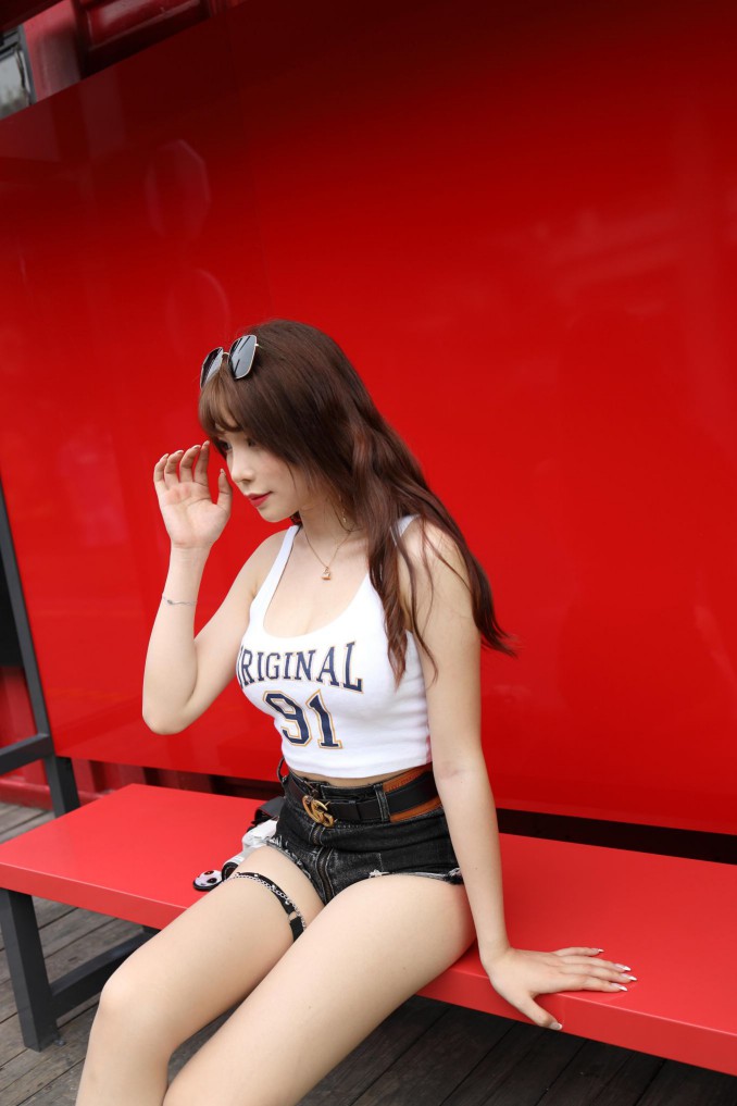 图片[5]-在户外玩单反相机的牛仔热裤女孩【450MB】00032-婷美图