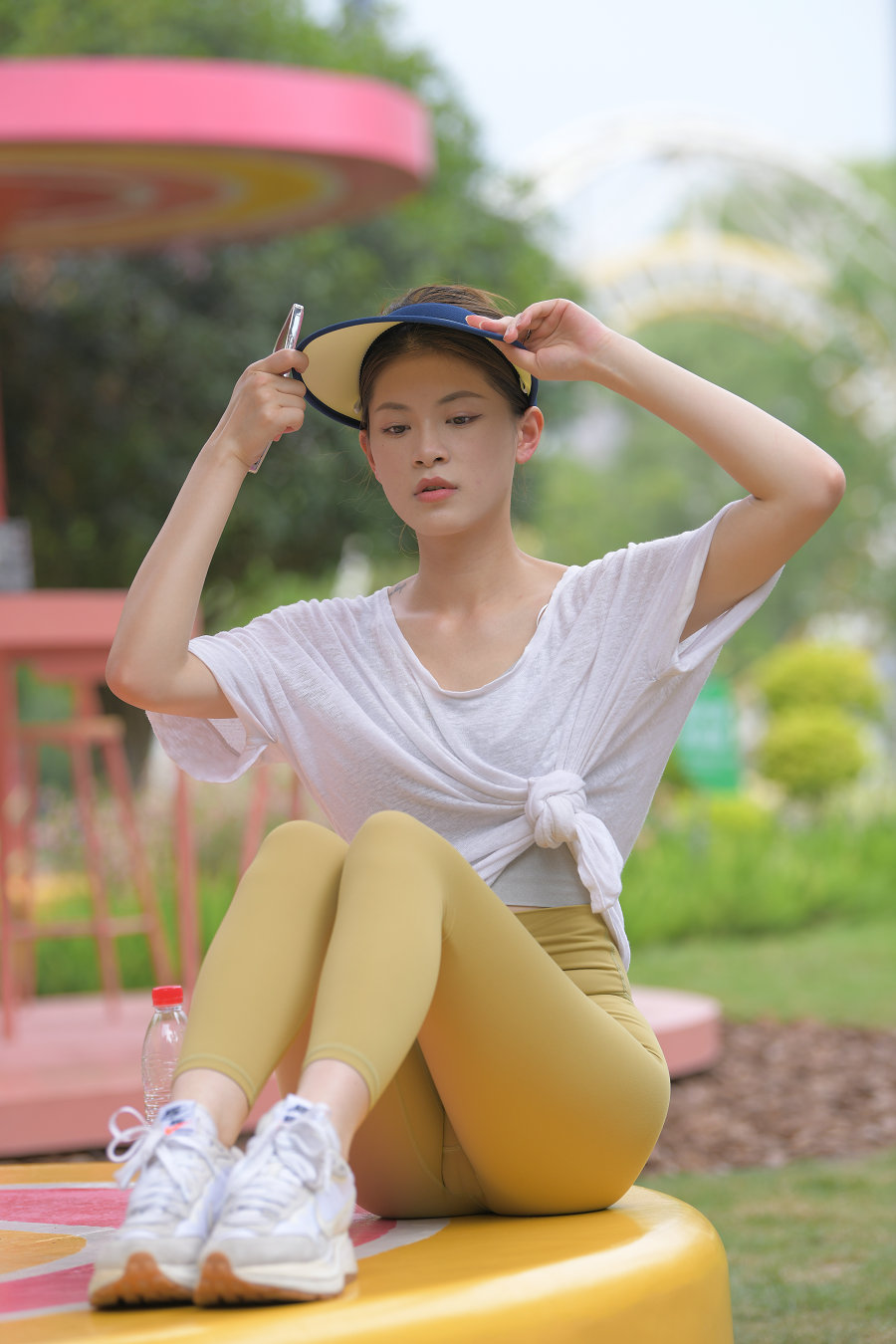 戴着遮阳帽的瑜伽裤女孩J2965 796P1V-27.1GB-婷美图