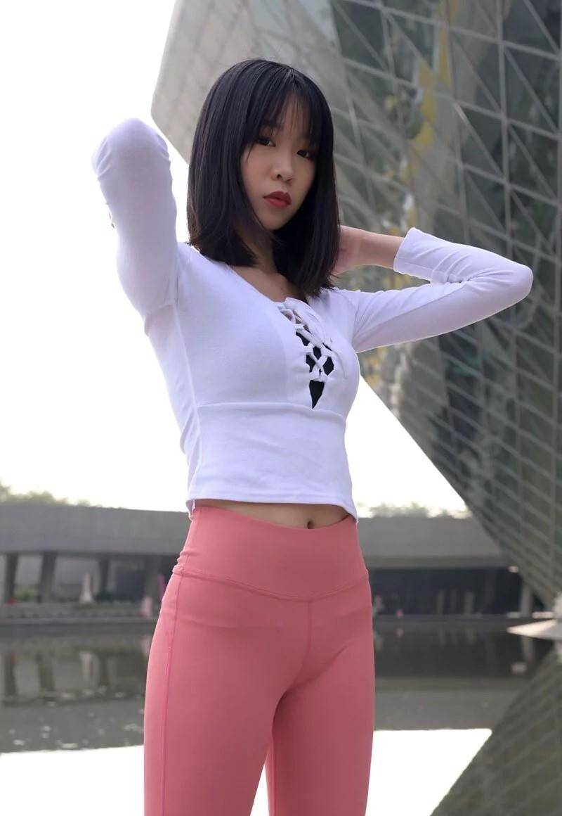 粉色瑜伽裤年轻女孩 J1311 417P17V-14.9GB-婷美图