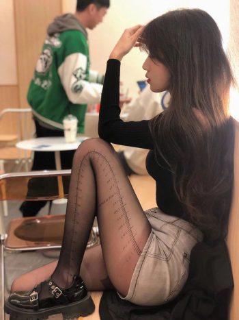 牛仔短裤+黑丝，太好看了吧-婷美图